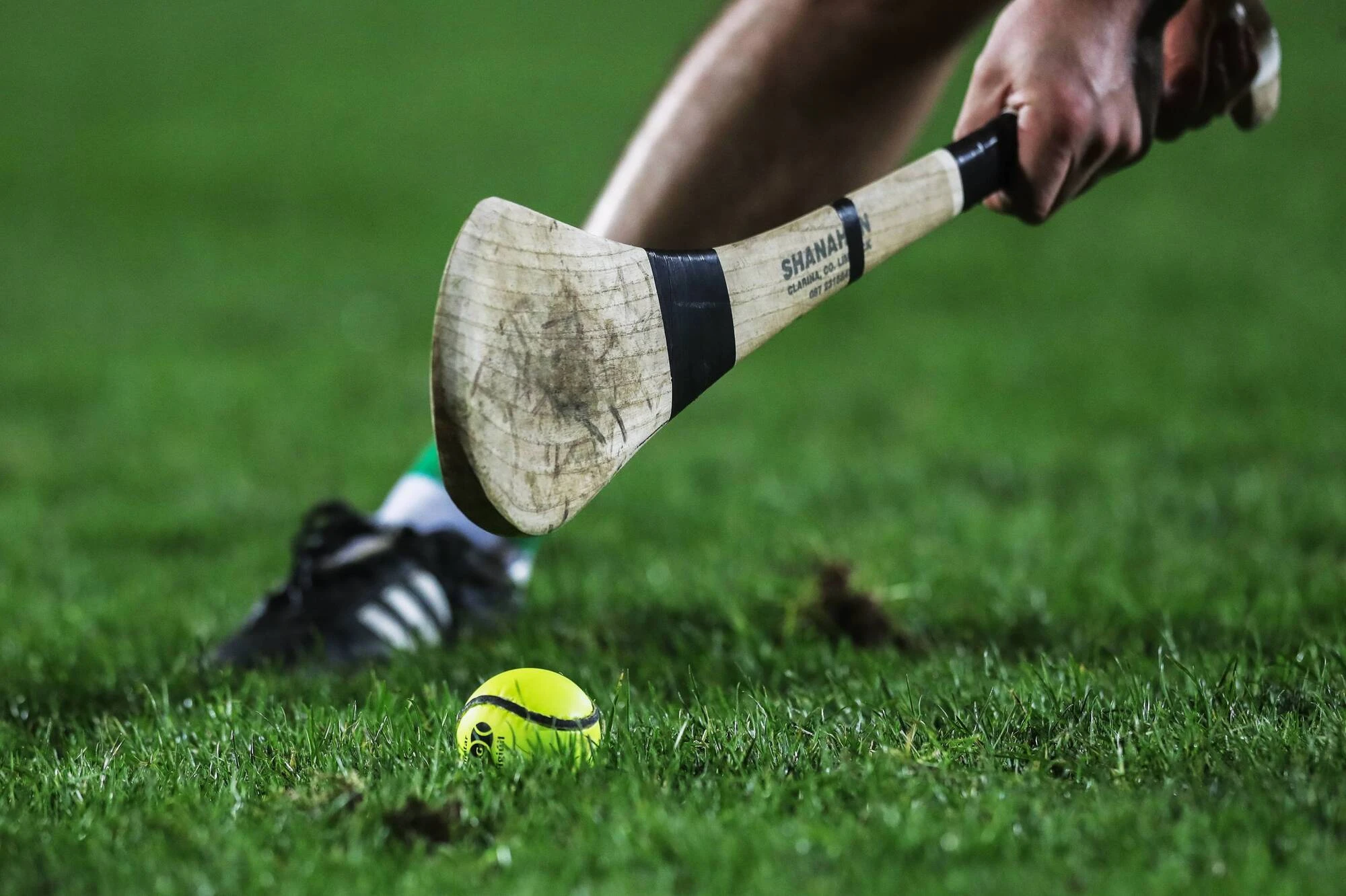 Hurley y sliotar, el stick y la pelota tradicionales del hurling irland&eacute;s