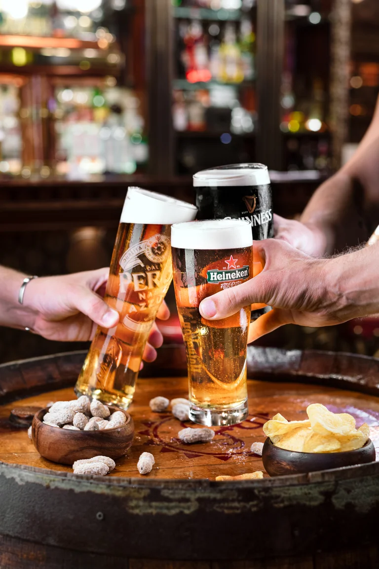 Diferents estils de cervesa servits sobre una barra