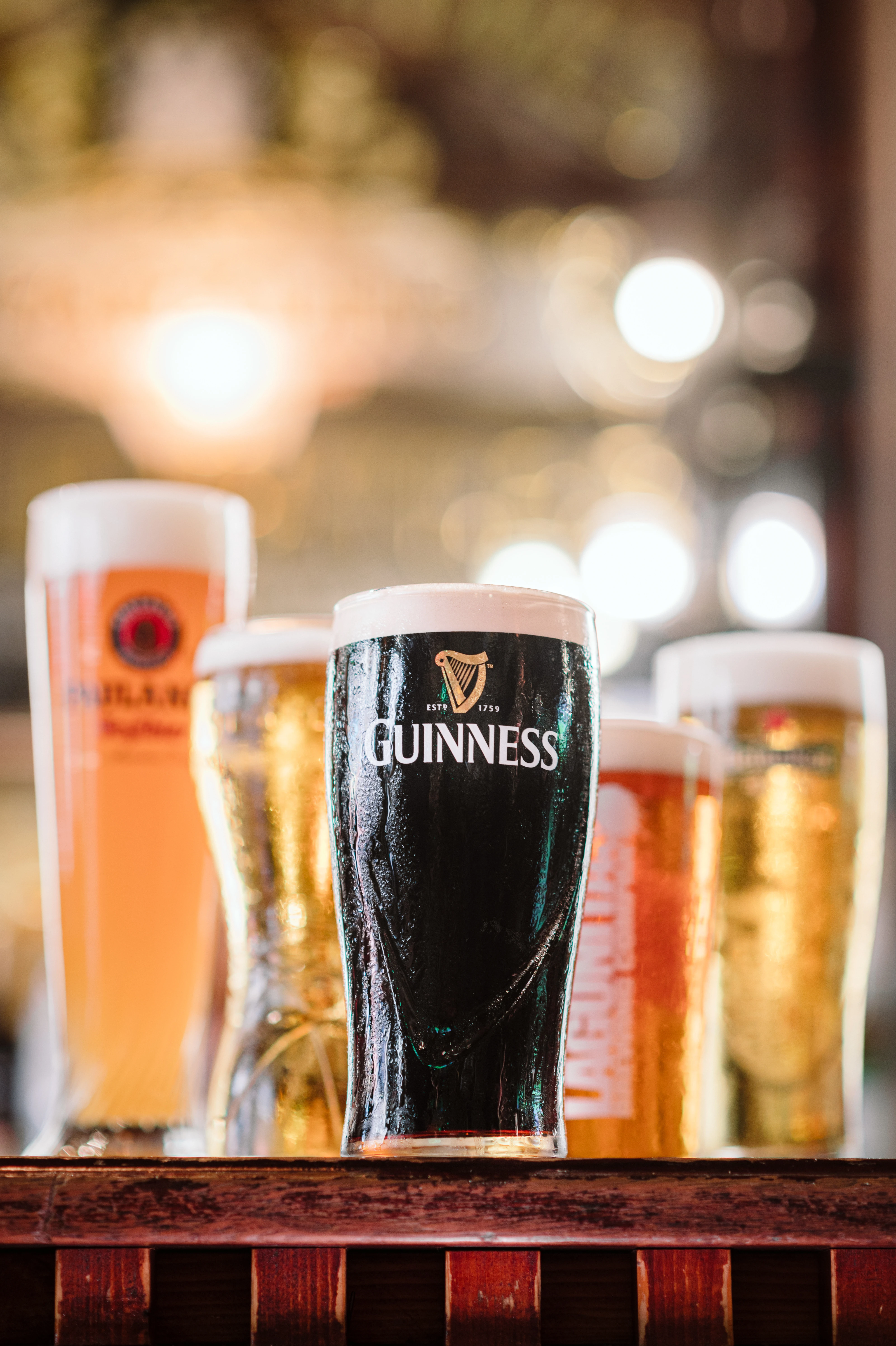 Pinta de cerveza servida en un pub con ambiente