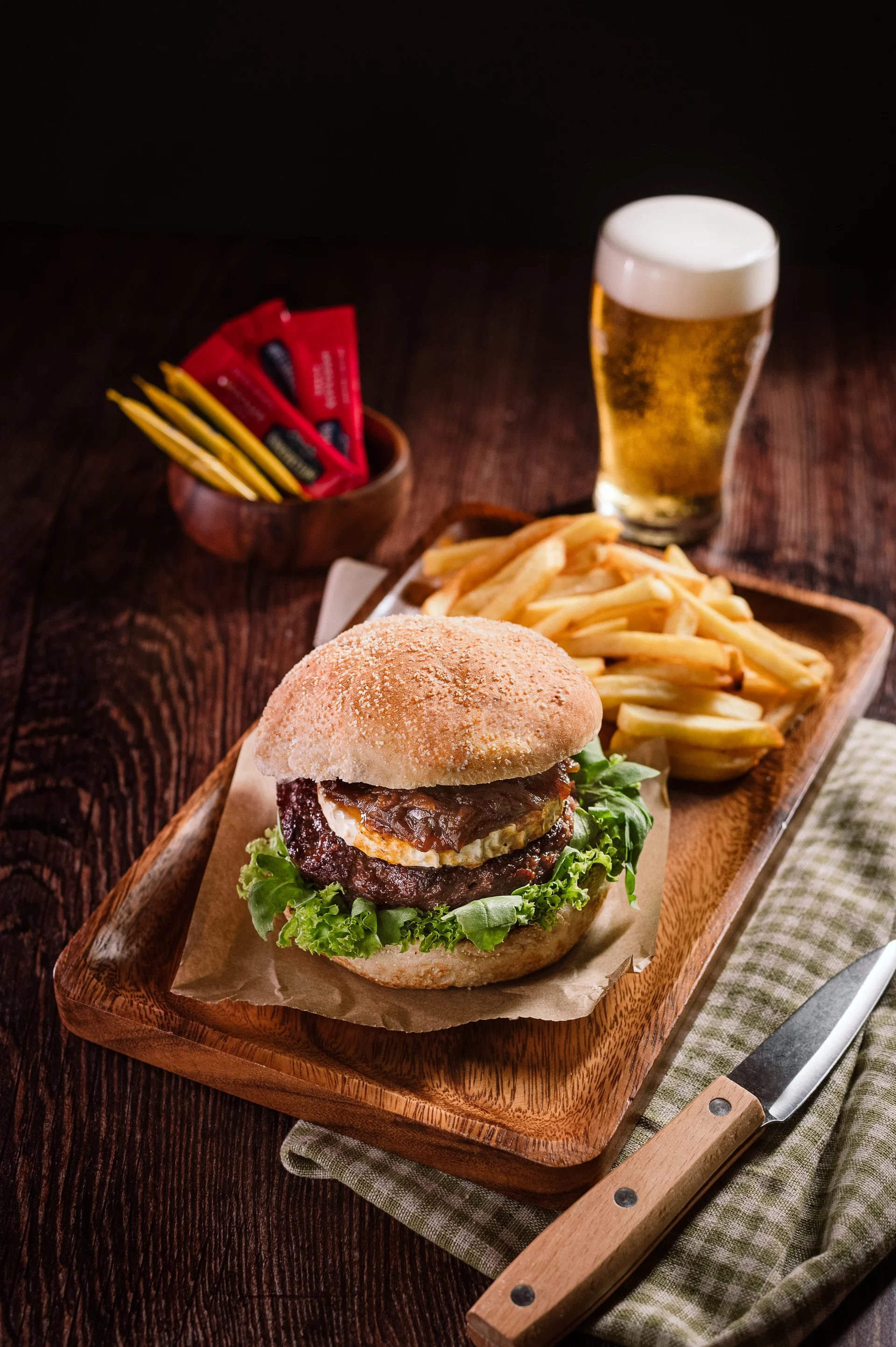 Hamburguesa con patatas y cerveza en Temple Bar