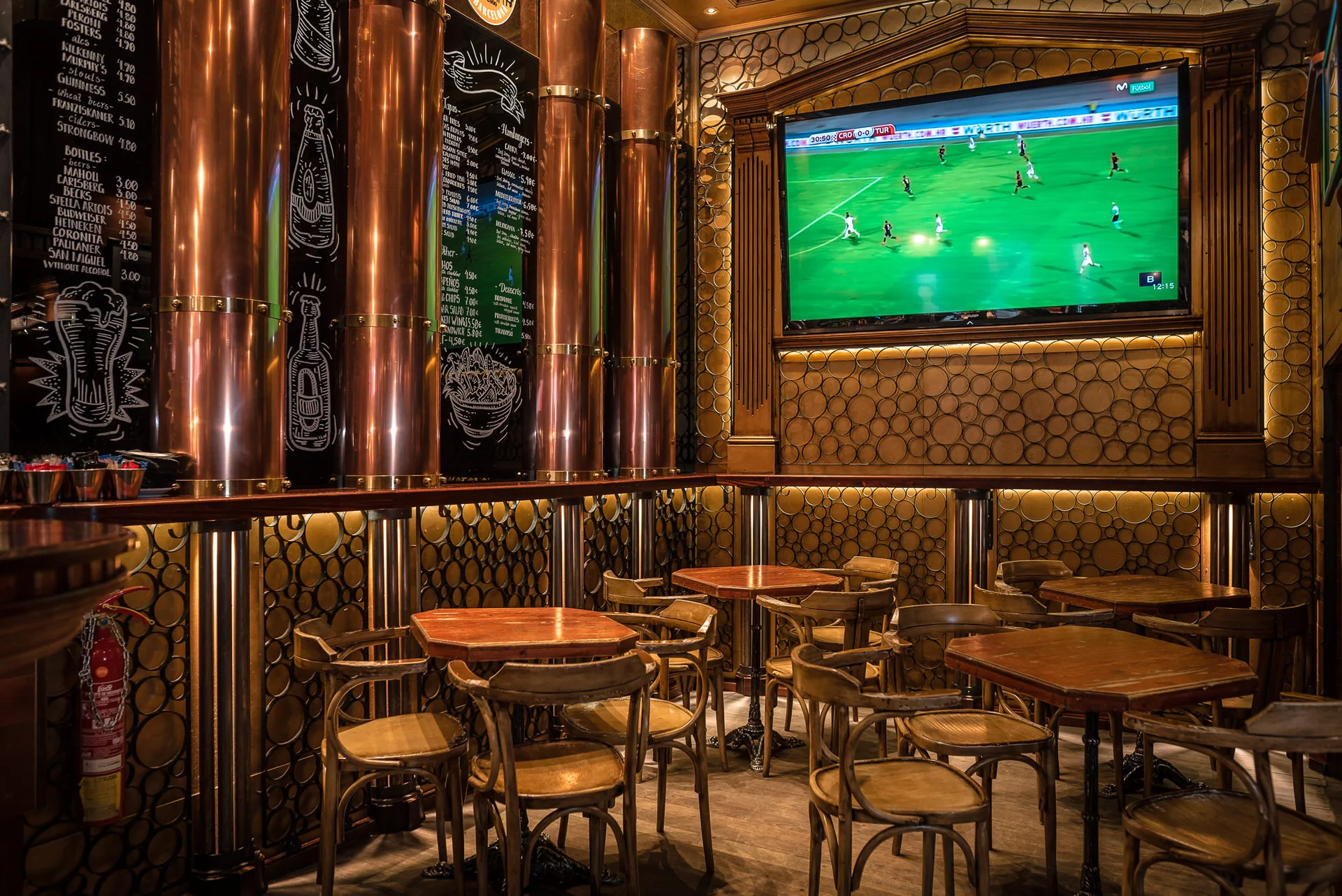 Interior de Temple Bar con pantalla de deporte en directo