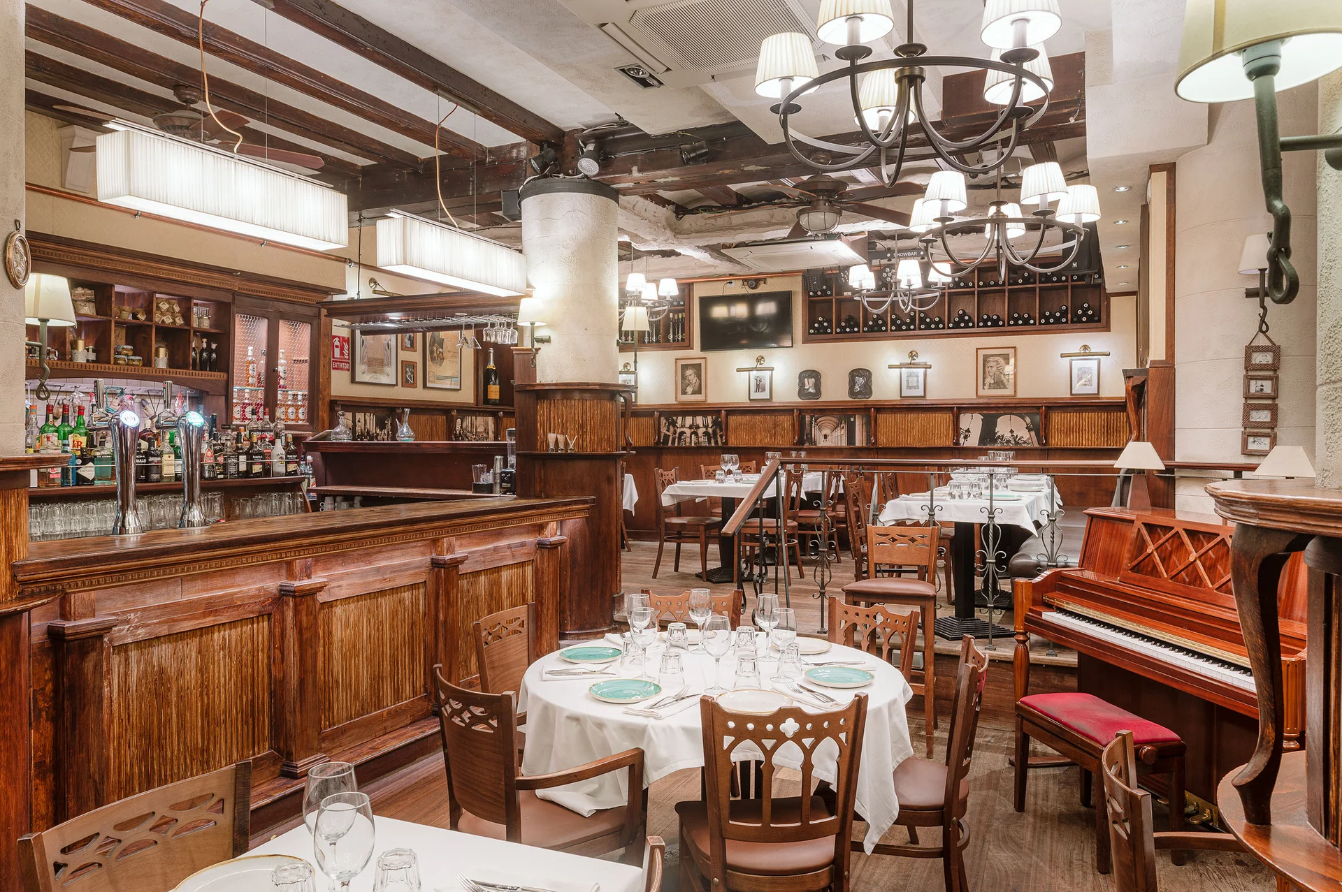 Interior de Rossini amb ambient elegant i acollidor al centre de Barcelona